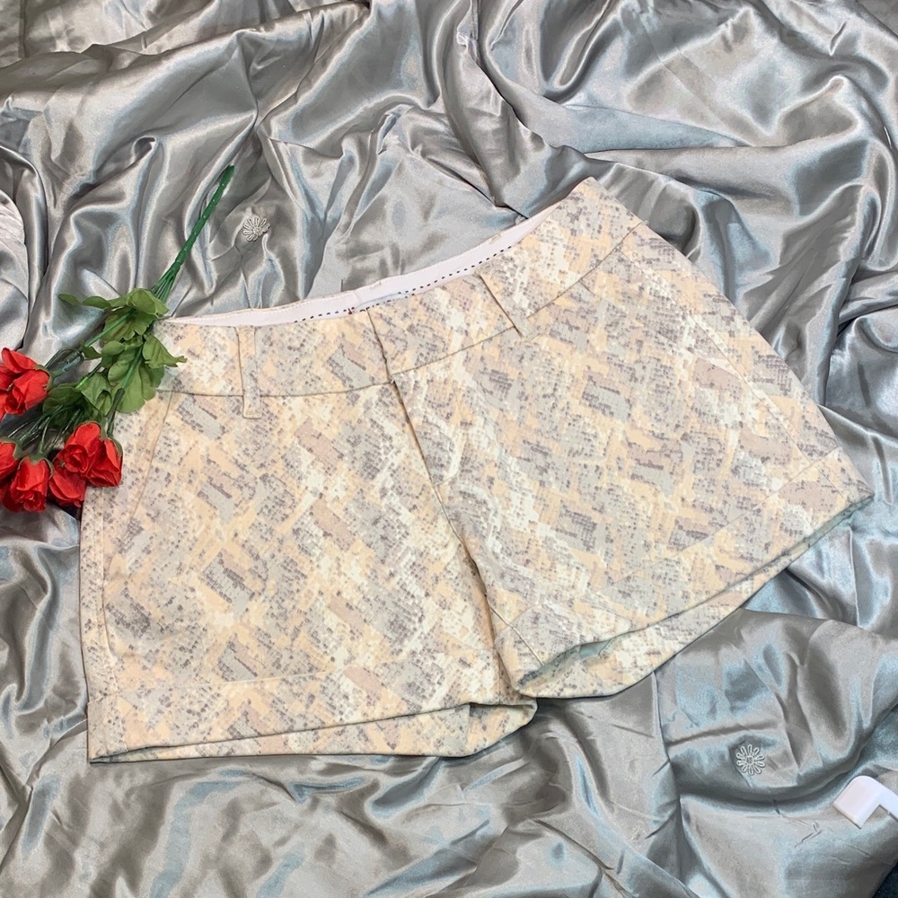 🌹Dear John Hampton Comfort Short • White / Cream Snake Patterned - EUC